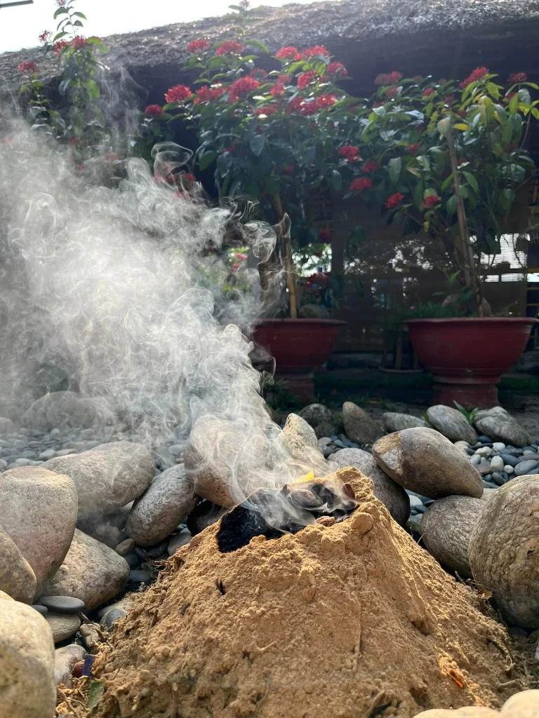 cúng khói mật tông với bột trầm và hương liệu nghi lễ
