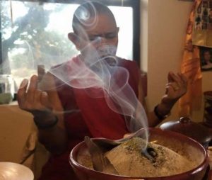cúng khói mật tông theo garchen rinpoche với trầm hương và phẩm vật cúng dường